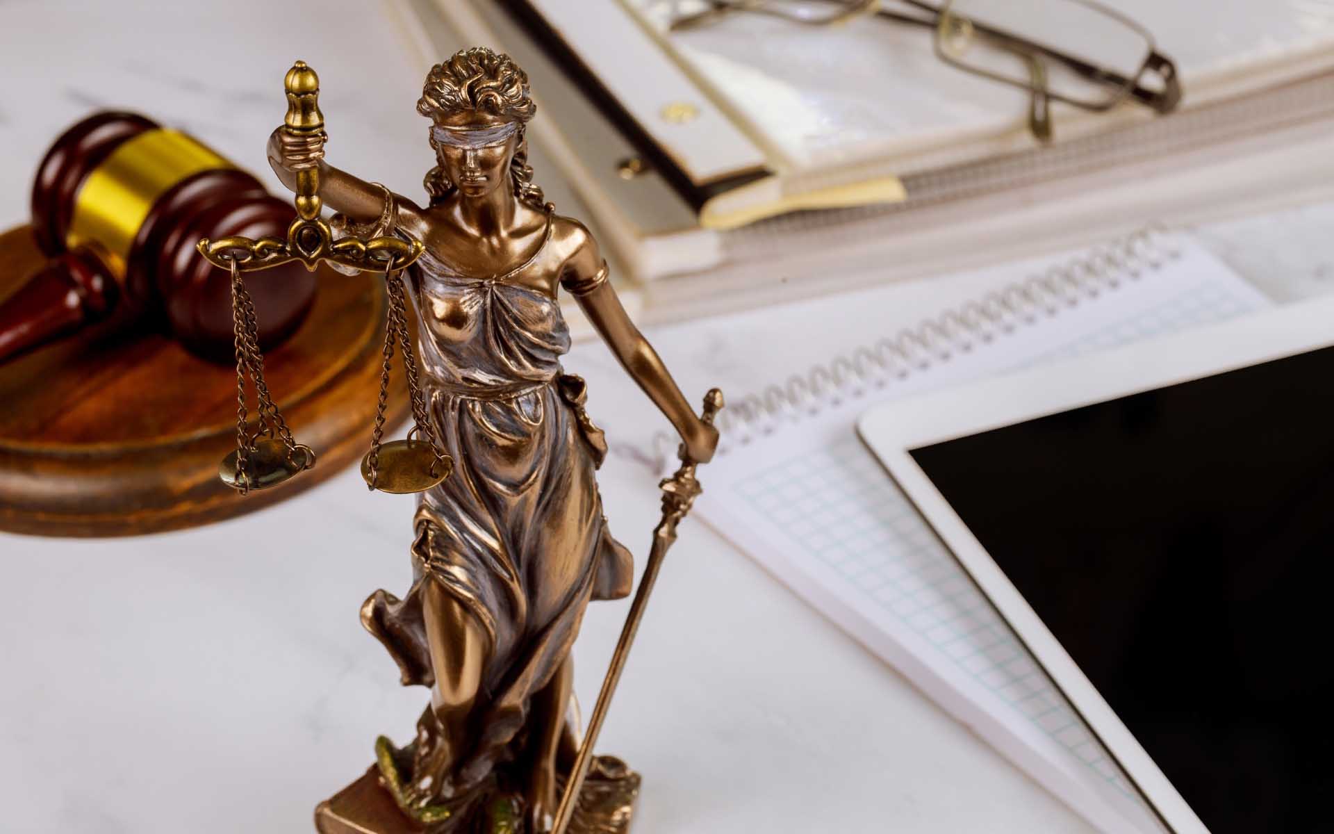 Estatua de la Justicia con una balanza.