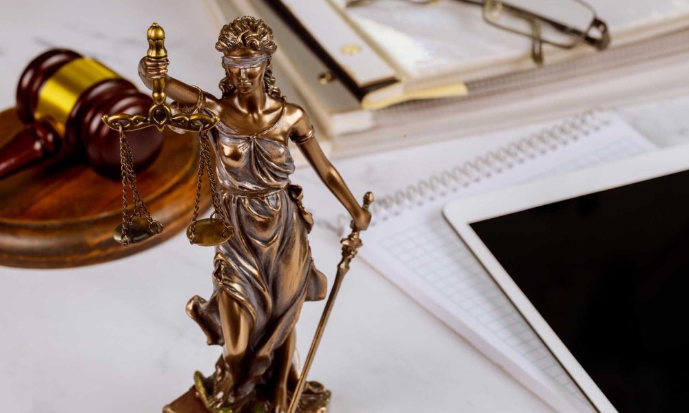 Estatua de la Justicia con una balanza.
